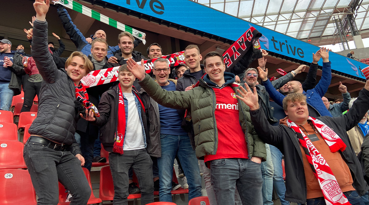 Fans auf dem Weg zum Stadion vor einem Spiel