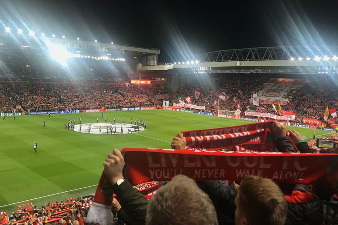 Anfield, das Stadion von Liverpool, während eines Heimspiels