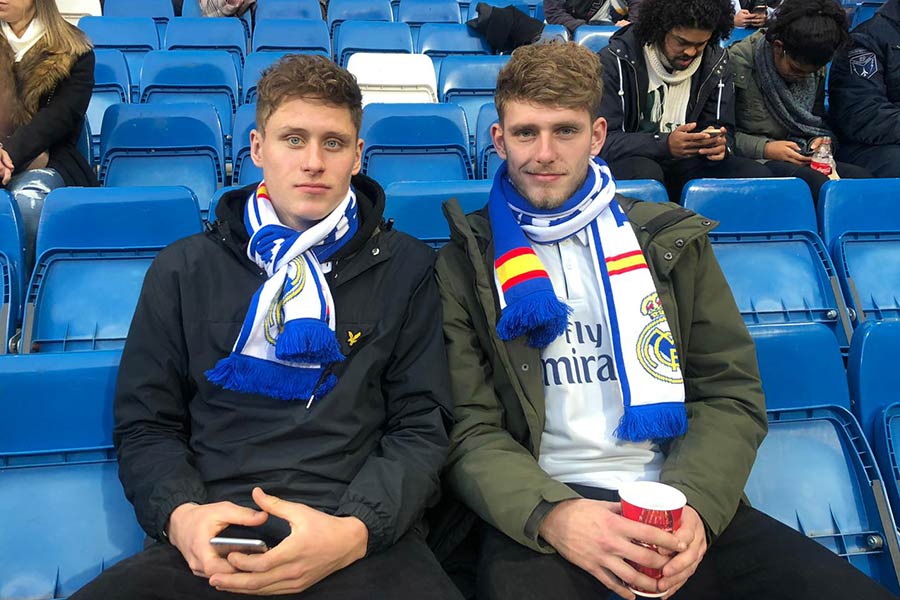 Das Stadion von Real Madrid in Madrid mit den Tribünen und dem Spielfeld