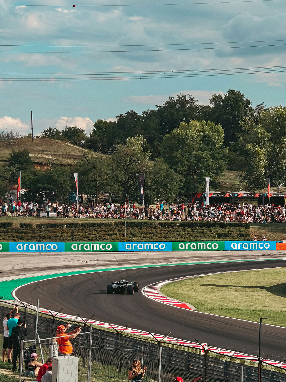 Blick auf eine Formel 1-Rennstrecke mit Tribünen entlang der Strecke