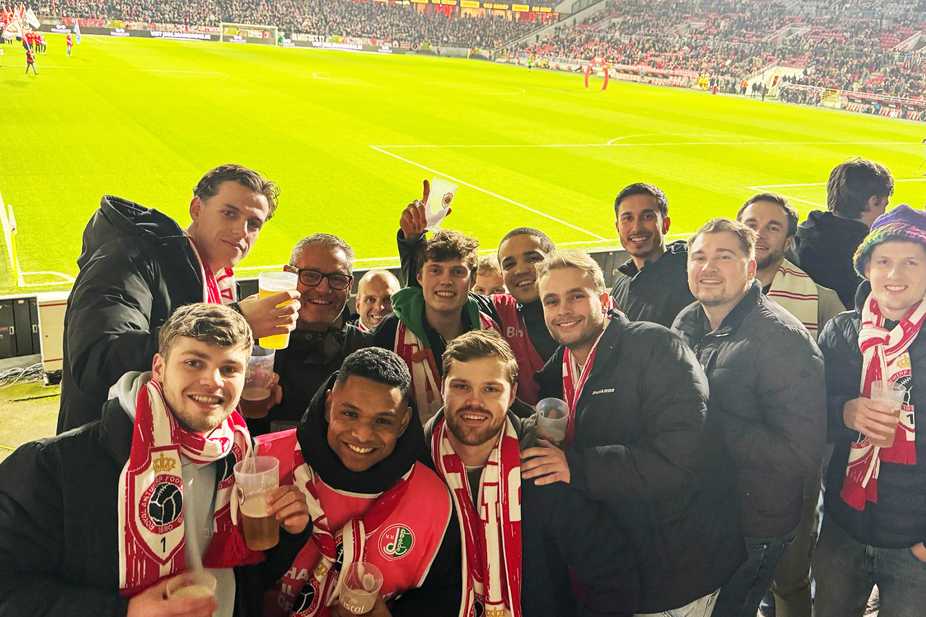 Freundesgruppe auf Fußballreise, gemeinsam unterwegs zum Stadion