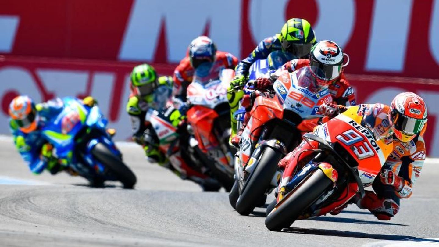 MotoGP-Motorräder in Aktion auf der Rennstrecke von Assen