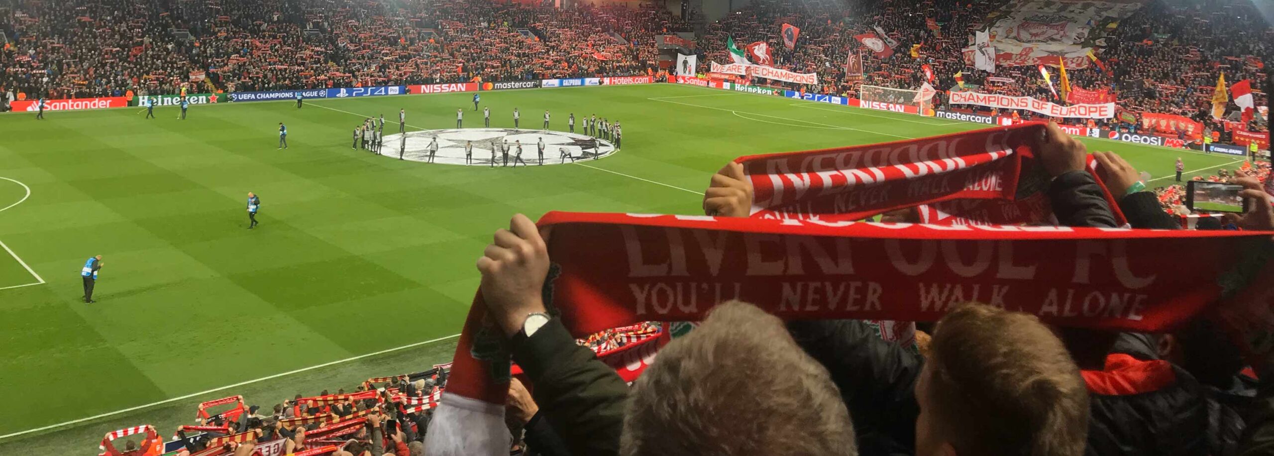 Volles Fußballstadion mit Fans kurz vor dem Anpfiff