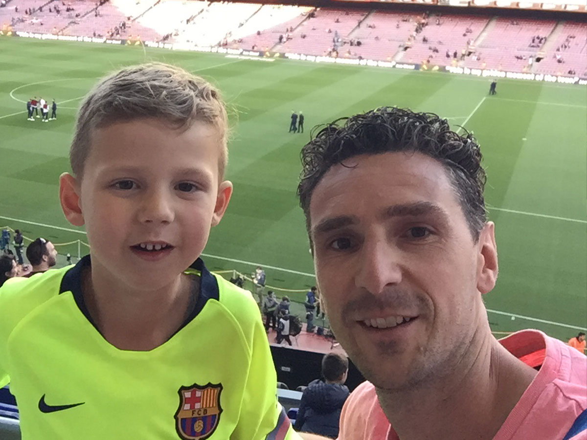 Martijn und Siem beim Camp Nou in Barcelona