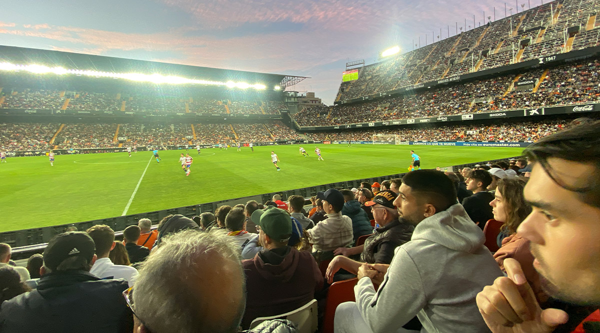 Fußballstadion mit Erklärung der Kosten einer Fußballreise