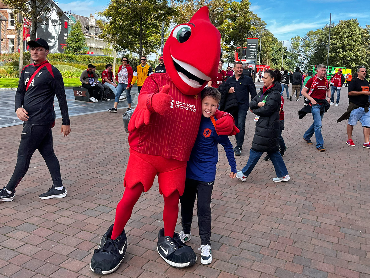 Siem als Maskottchen bei Liverpool FC auf Anfield